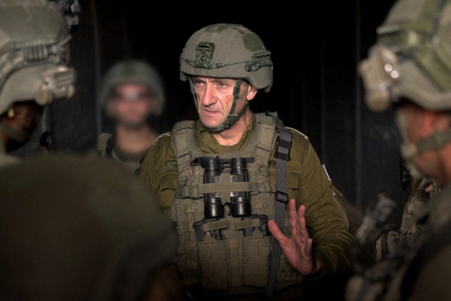 On the 14th (local time), Lieutenant General Herzl Halevi of the Israel Defense Forces is explaining the situation at the Rafa Philadelphia Club in southern Gaza. AFP News
