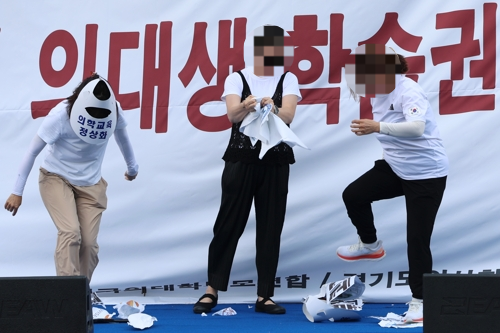 서울시청 앞 집결한 <b>의대생</b> 학부모 “공부 의지 상실…의대 증원 원점 재검토...