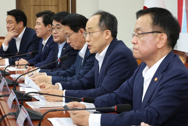 On the 20th, Rep. Choo Gyeon-ho, the floor leader of the People Power Party (second from the right), is speaking at a party-government consultative meeting on the 2025 budget bill held at the National Assembly in the morning.