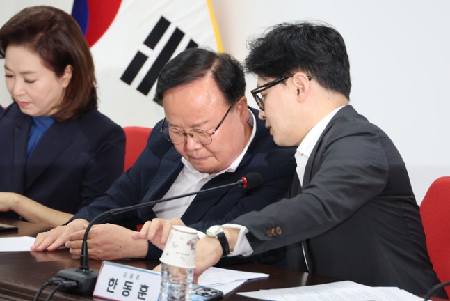 On the 8th, Kim Hyeon-hoon, the leader of the People's Power Party, talking to Kim Jae-won, a senior member, at the party's headquarters in Yeouido, Seoul. [Yonhap News]