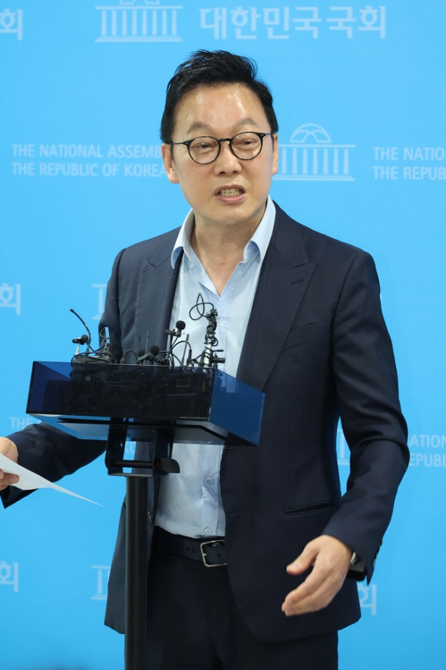 Democratic Party's candidate for senior member Jung Bong-joo held a press conference at the National Assembly's Communication Office on the morning of the 12th, addressing issues and response plans regarding the so-called 'my-way' faction. [Yonhap News]