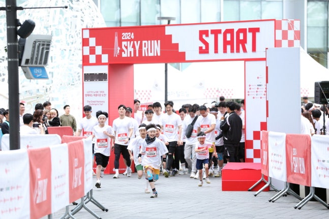지난 4월 21일 열린 2024 롯데 패밀리 스카이런에서 참가자들이 달리고 있다.
