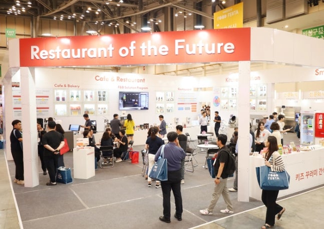  The appearance of visitors to ‘Food Fiesta in Busan,’ a B2B food and beverage expo hosted by Samsung Welstory. &lt;Samsung Welstory&gt;