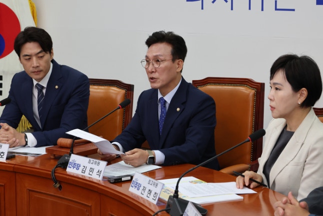  On the morning of the 23rd, Kim Min-seok, the Democratic Party’s chief official, is presiding over the party's highest committee meeting in the National Assembly in Yeouido, Seoul. [Yonhap News]