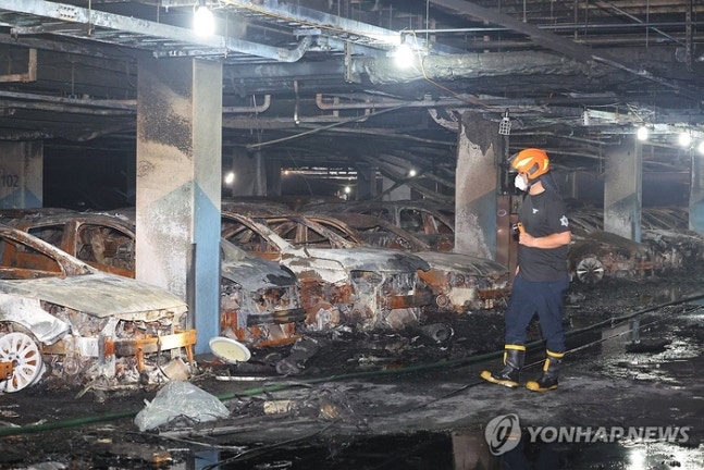 A vehicle in the underground parking lot of an apartment in Cheongna, Incheon was completely burned due to an electric car fire. <Yonhap News>