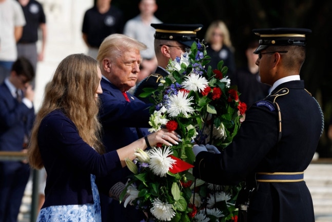 Former U.S. President Donald Trump, a Republican presidential candidate, paying tribute at Arlington National Cemetery in Virginia on the 26th (local time). AFP News