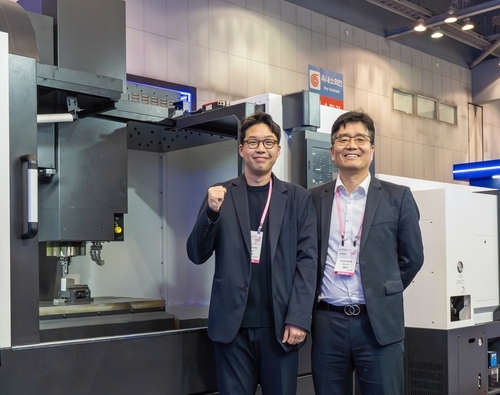 Dr. Kim Hong-joo (right) and Dr. Kim Hyung-woo from KERI who developed the drive system technology. / Provided by KERI/