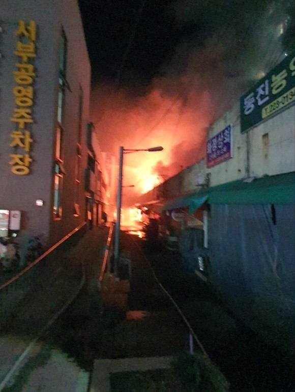 <b>마산</b> <b>청과시장</b> 창고서 불…28곳 점포 피해