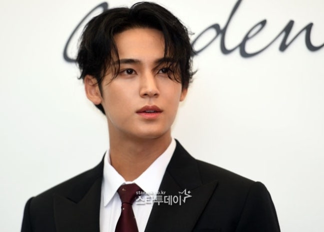 ‘<b>세븐틴 민규</b> 상탈 사진’ 올려 대기발령 받은 그 직원, <b>경찰</b> 수사 착수