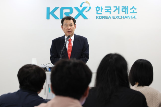 정은보 한국거래소 이사장이 24일 서울 여의도 한국거래소 마켓스퀘어에서 코리아 밸류업 지수의 구성 종목 및 선정 기준 등에 대해 발표하고 있다. [사진 출처 = 연합뉴스]