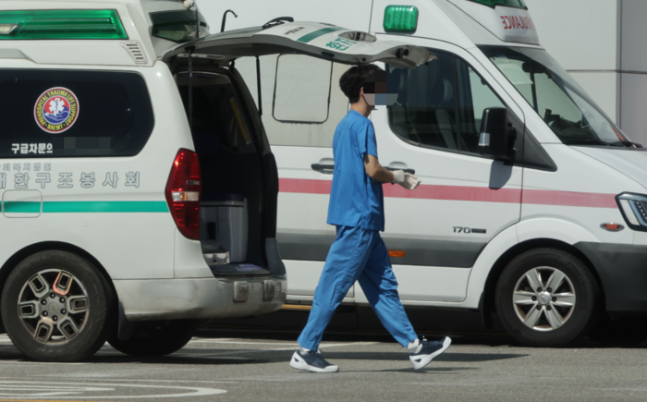  29일 서울 시내의 한 대학병원 응급의료센터로 구급대원이 움직이고 있다.  [이승환 기자]