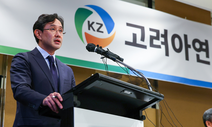 입장 밝히는 최윤범 고려아연 회장     (서울=연합뉴스) 서대연 기자 = 최윤범 고려아연 회장이 2일 오후 서울 용산구 그랜드하얏트 호텔에서 열린 고려아연 기자회견에 참석해 발언하고 있다. 2024.10.2