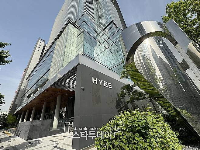 <b>하이브</b> CEO, 내부 <b>문건</b> 파장에 “내용 부적절, 각 소속사에 사과”