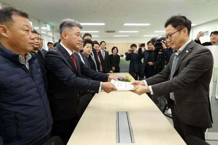 등원 거부 <b>경기도의회</b> 국힘, 이번엔 민주당 <b>의장 불신임안</b> 제출