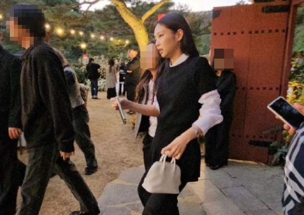 “결혼식인데, 의상이”…<b>제니</b> ‘<b>하객룩</b>’ 해외서 뜨거운 <b>논란</b>, 왜?