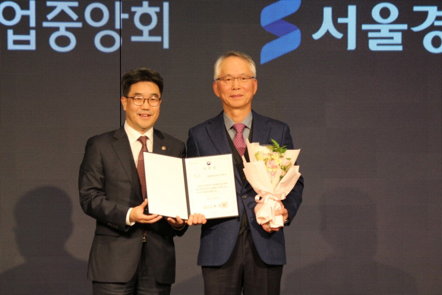 오정기 대표(오른쪽)가 경제부총리 표창을 수상한 뒤 기념촬영을 하고 있다.  현대하이텍