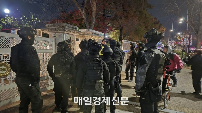 ‘비상계엄 선포’ <b>국회</b> 등 주요시설에 <b>특전사</b> <b>투입</b> 초읽기