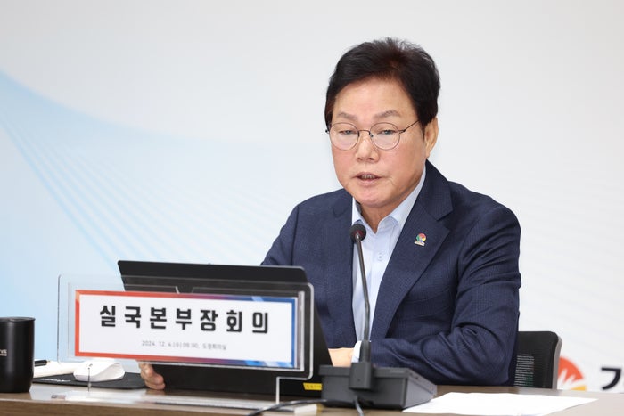 명태균 의혹 즉답 회피, 계엄에도 침묵…‘노답’ 박완수 경남<b>지사</b>