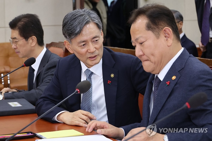 Minister of the Interior and Safety Lee Sang-min and National Police Commissioner General Cho Ji-ho are attending a plenary session of the National Assembly's Public Administration and Security Committee on the 5th to discuss urgent issues related to martial law declaration and response.
