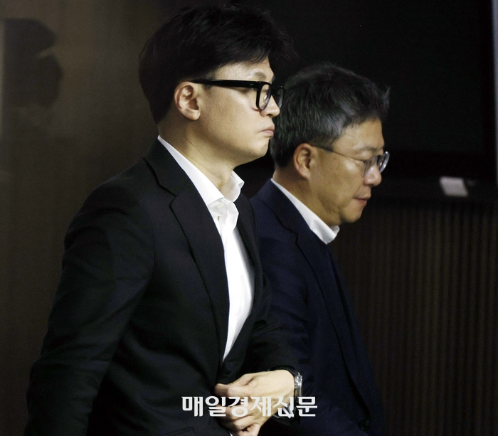 6일 한동훈 국민의힘 대표가 서울 여의도 국회에서 의원총회 도중 회의장을 잠시 나와 이동하고 있다. <김호영 기자>