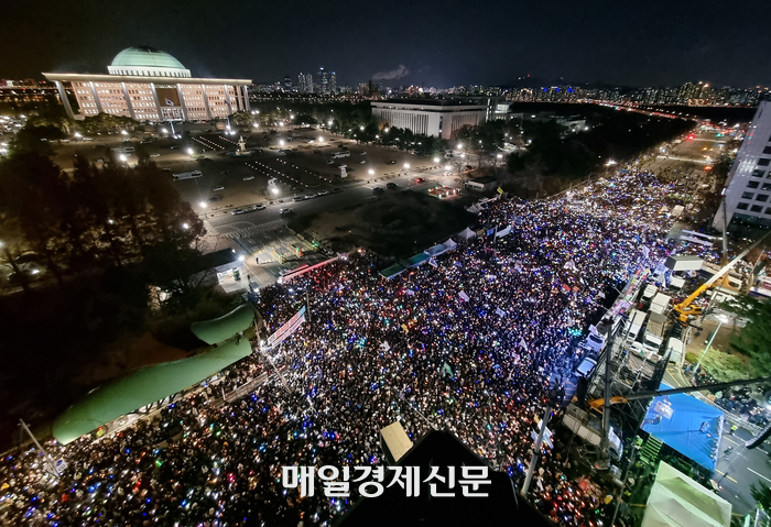  7일 저녁  서울 여의도 국회 앞에서 열린 ‘내란죄 윤석열 퇴진! 국민주권 실현! 사회대개혁! 범국민촛불대행진’에 수많은 시민이 모여 도로를 가득 메우고 있다. 2024.12.7.[이승환 기자]