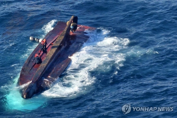 [속보] 경주 <b>앞바다서</b> 어선 <b>전복</b>…선원 7명 <b>심정지</b>·1명 수색 중