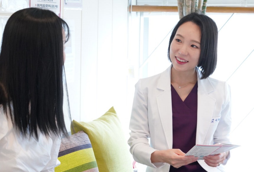 이동희 우아한여성의원 대표원장이 자궁경부 질환에 대해 상담하고 있다.