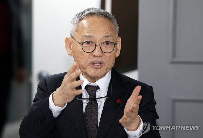 “계엄 잘못된 것”... 고발 당하자 한껏 몸 낮춘 <b>유인촌</b> 문체부 <b>장관</b>