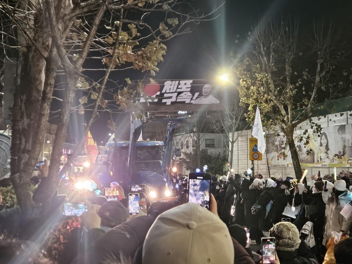 28시간 대치 끝에 남태령 넘었다…관저 앞까지 <b>트랙터</b> 진출 집회