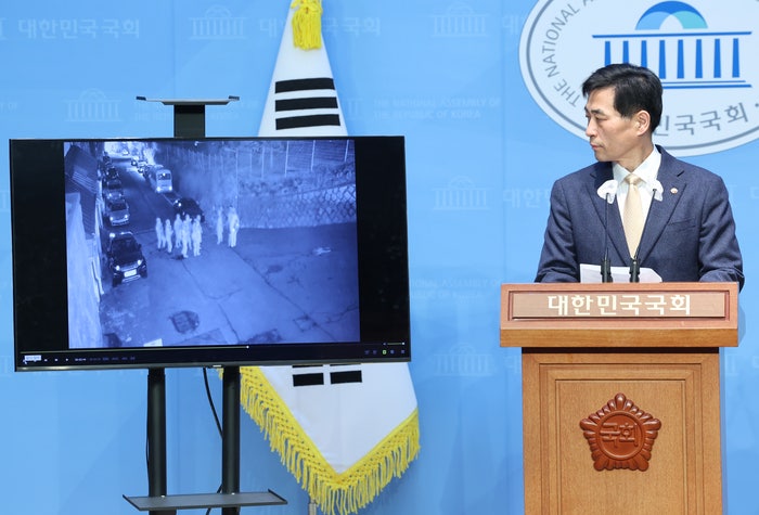 [영상] 그날, <b>국회의장 공관</b>에도 계엄군 우르르…공개된 CCTV 보니