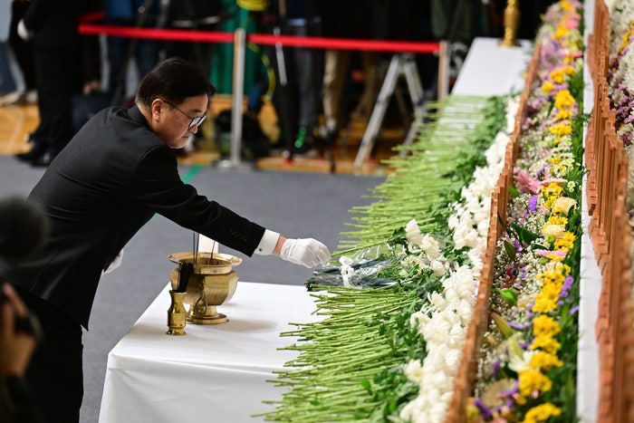 <b>우원식</b> <b>의장</b>, 무안참사 분향소 찾아 “인재로 봐야…<b>국회</b> 대표해서 죄송...