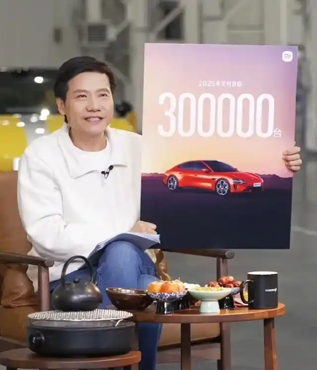 원본보기   레이쥔 샤오미 회장 겸 최고경영자(CEO)가 지난해 31일(현지시간) 신년 생방송 행사에서 올해 인도 목표량으로 30만대를 제시했다. <바이두>