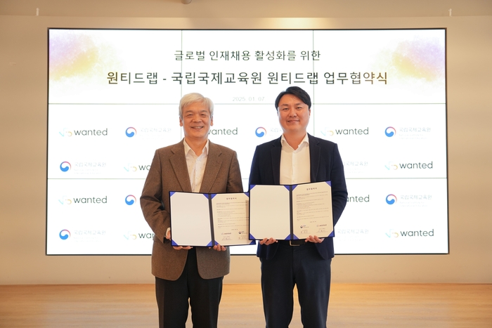 On January 7, at the Wanted Lab office in Jamsil, Seoul, CEO Lee Bok-ki of Wanted Lab (right) and Director Han Sang-sin of the National Institute for International Education are taking a commemorative photo after signing a business agreement to promote the hiring of global talent.
