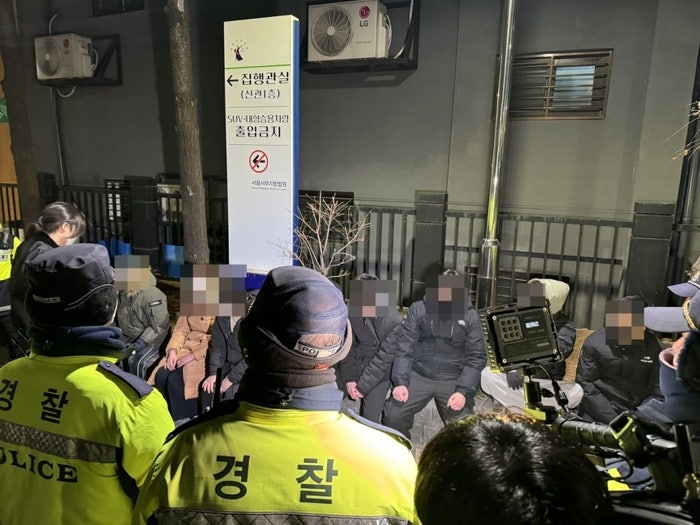 “오늘 끝장을 보겠다”…尹구속심사 <b>서부지법</b> 담 넘어 침입한 17명 체포
