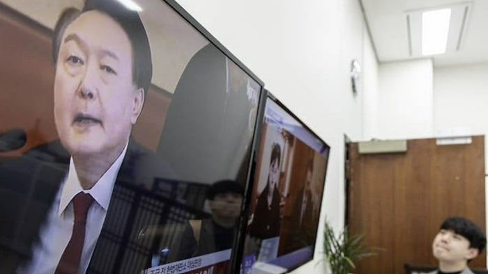 “<b>헌재</b> 앞에서 尹 응원해달라”…<b>행정관</b>, <b>동원</b>령 문자에 <b>대통령실</b> “오...