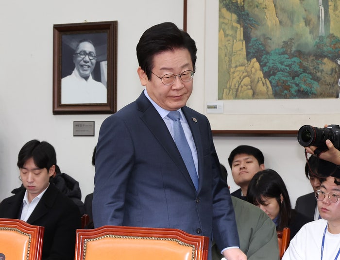 <b>안철수</b> “<b>이재명</b>, 재판 얼마나 자신 없으면…잡범이나 하는 행태”