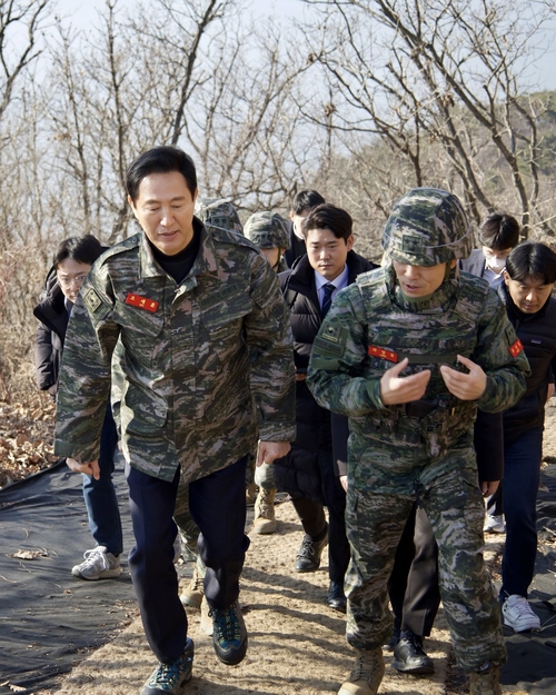  오세훈 서울시장(왼쪽)이 24일 해병 2사단을 찾아 안보 상태를 점검했다. 오른쪽은 최영길 해병대 2사단장(소장). [사진 출처 = 오 시장 사회관계망서비스(SNS) 캡처]