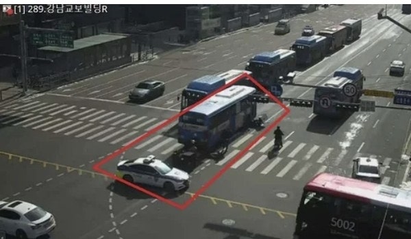 설날 <b>강남대로</b>서 <b>오토바이</b>와 <b>버스</b> 추돌…<b>오토바이</b> 운전자 숨져