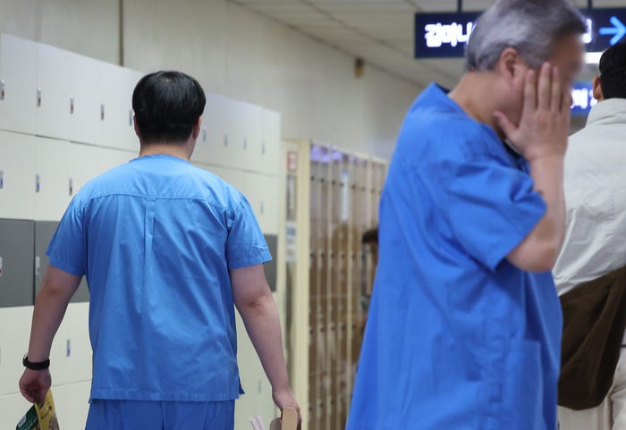 정부의 의대 증원에 반발해 사직한 인턴을 대상으로 3월 수련을 시작하는 올해 상반기 인턴 모집이 3일 시작된다. 사진은 4일 오전 서울 한 대형병원에서 의료진이 이동하고 있다. 2025.2.4 [사진 = 연합뉴스]