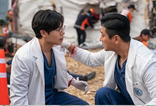 ‘오겜2’ 밀어낸 “야, 항문”…‘<b>중증외상센터</b>’ <b>글로벌 1위</b>