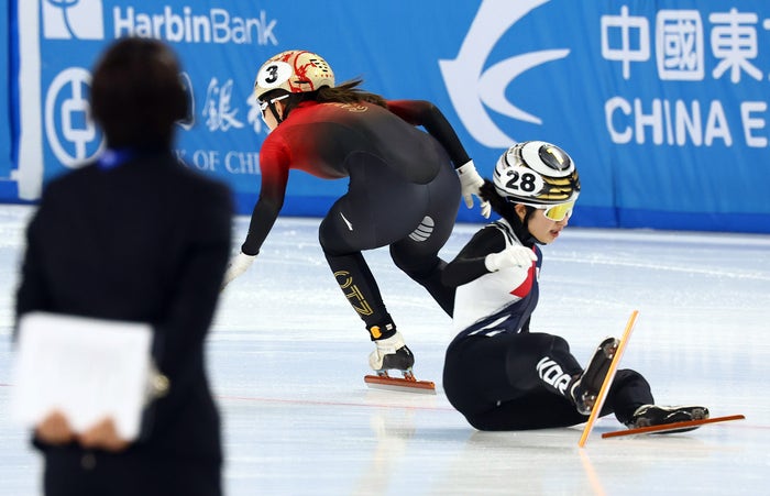 한국 <b>쇼트트랙 계주</b> 모두 中선수와 부딪혀 ‘노메달’...男 실격·女 4위