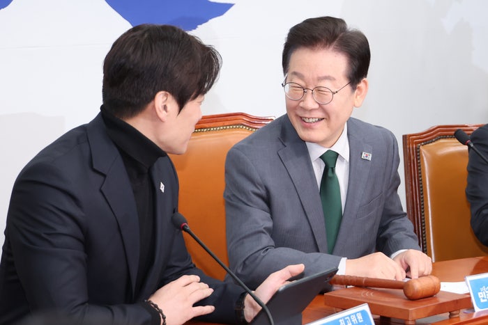 <b>이재명</b>은 지금 어디?…‘우클릭’ ‘좌클릭’, 넥타이가 보여준다는데
