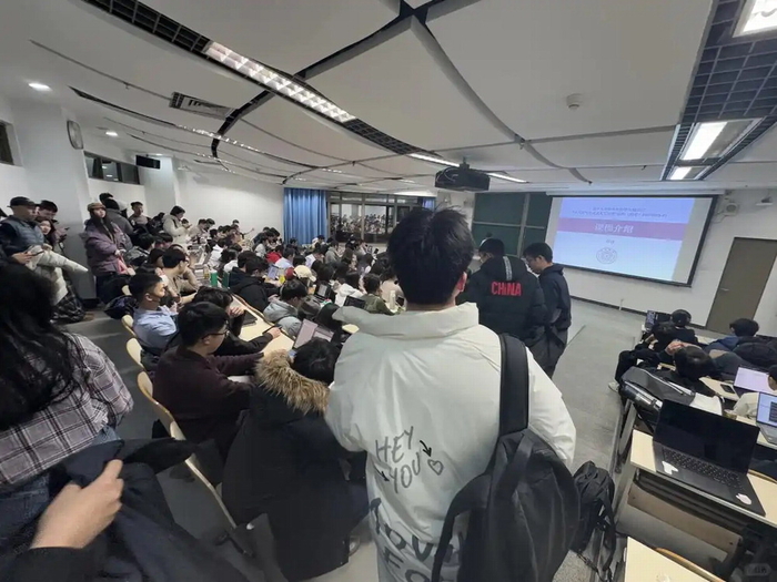 지난 21일 중국 칭화대 대학원에서 새 학기 첫 ‘AI 대모형’ 강의가 열렸다. 딥시크발 ‘AI 열풍’에 수업을 들으려는 학생들로 강의실 안이 붐비고 있다. [사진 = 상요신문]