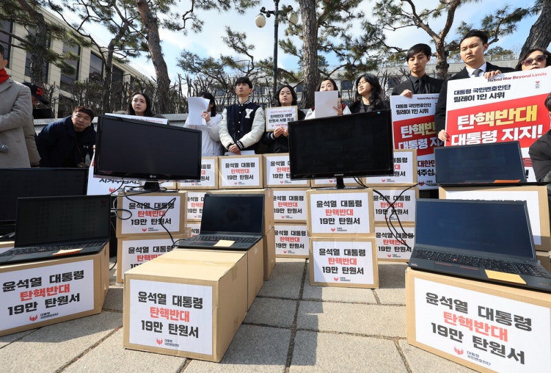 尹 국민변호인단 '<b>탄핵</b>반대 19만명 탄원서' 헌재 제출