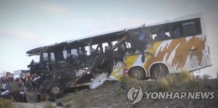 兩輛公共汽車在玻利維亞uyuni鹽沙漠附近的第一（當地時間）碰撞，這是世界上最好的旅遊目的地之一，包括外國人在內的37人被殺[照片源= yonhap新聞]