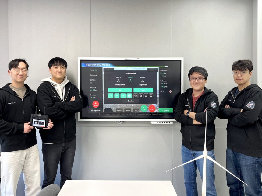 왼쪽부터 손승범 크루, 이준용 테크리드, 정영석 부사장, 이병윤 이사.  니어스랩