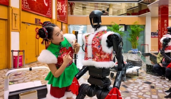 전세계 이목을 끈 중국의 휴머노이드 로봇이 인간을 공격한 것으로 알려져 충격을 주고 있다. [사진출처 = SCMP]