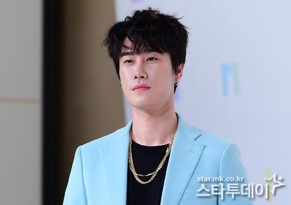 ‘<b>행인 폭행</b> 혐의’ 래퍼 <b>산이</b> <b>기소유예</b>
