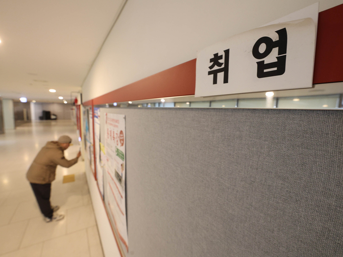 서울의 한 대학교 취업게시판이 텅 빈 채 방치돼 있다. [이충우 기자]