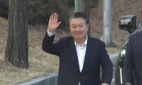 [속보] 尹<b>대통령</b>, 한남동 <b>관저</b> 도착…하차해 <b>지지자</b>들과 악수